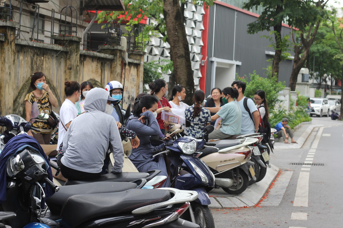 Phụ huynh cũng có nhiều tâm trạng khi đồng hành cùng các con trong kỳ thi quan trọng. Ảnh: Ngọc Ánh.