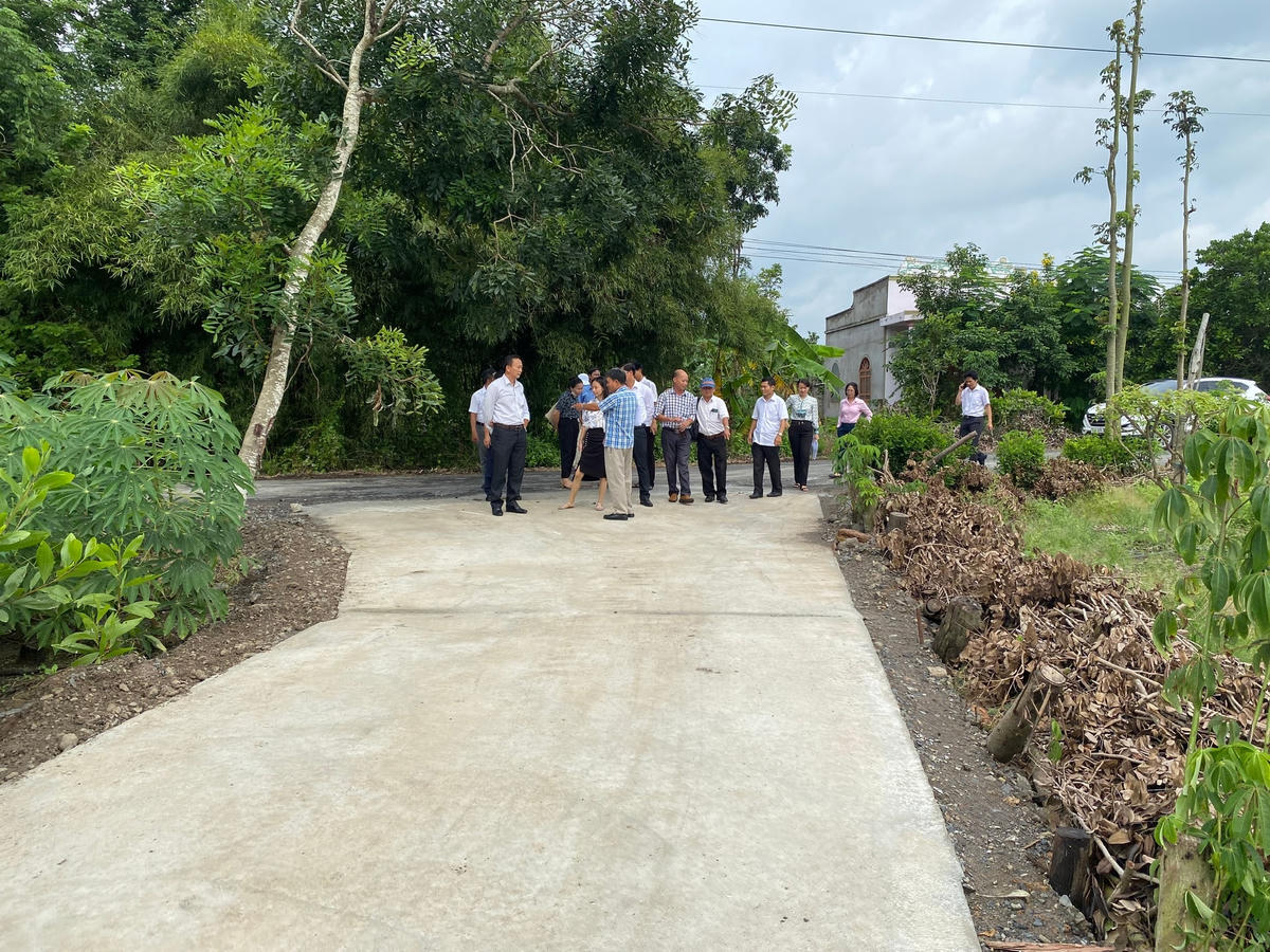 Đoàn đã tiến hành khảo sát thực địa 2 tuyến đường thuộc xã Hòa Hiệp, huyện Xuyên Mộc.