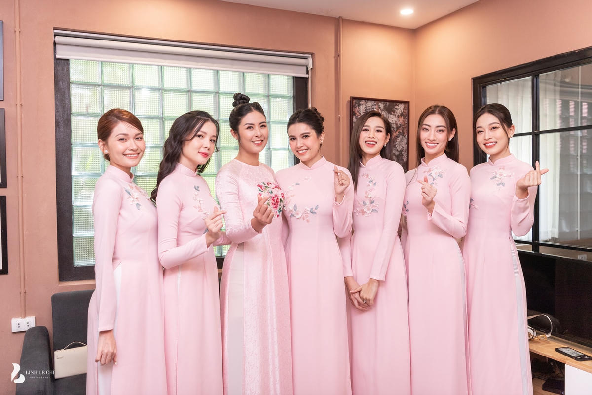 Góp mặt trong dàn bưng lễ nhà gái có: Hoa hậu Ngọc Hân, Đỗ Thị Hà, Lương Thuỳ Linh…