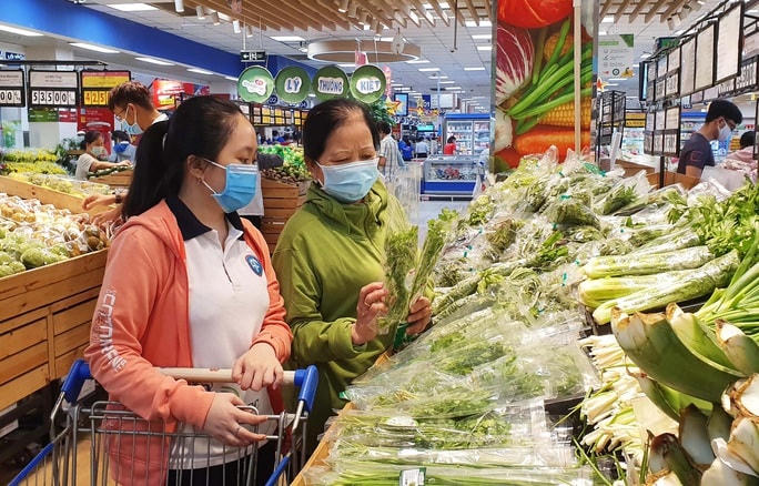 Người tiêu dùng chọn mua rau trong siêu thị.  