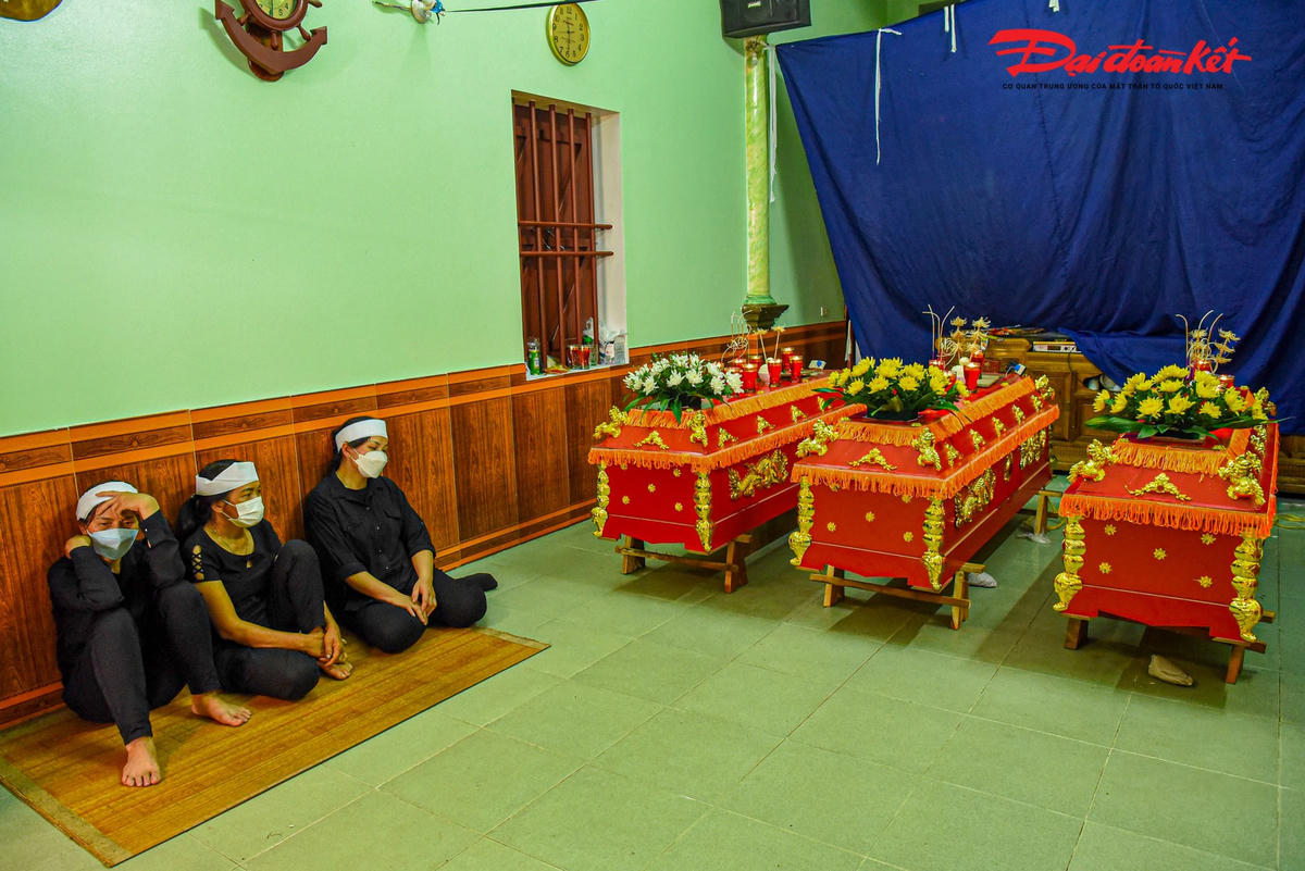 Ngôi nhà vợ chồng Nguyễn Mạnh H. và chị Dương Thị Q. (SN 1978) hôm nay phủ kín tang thương, nghi ngút khói hương với 3 chiếc quan tài của anh chị và con gái là cháu Nguyễn Thùy D. (SN 2009). 