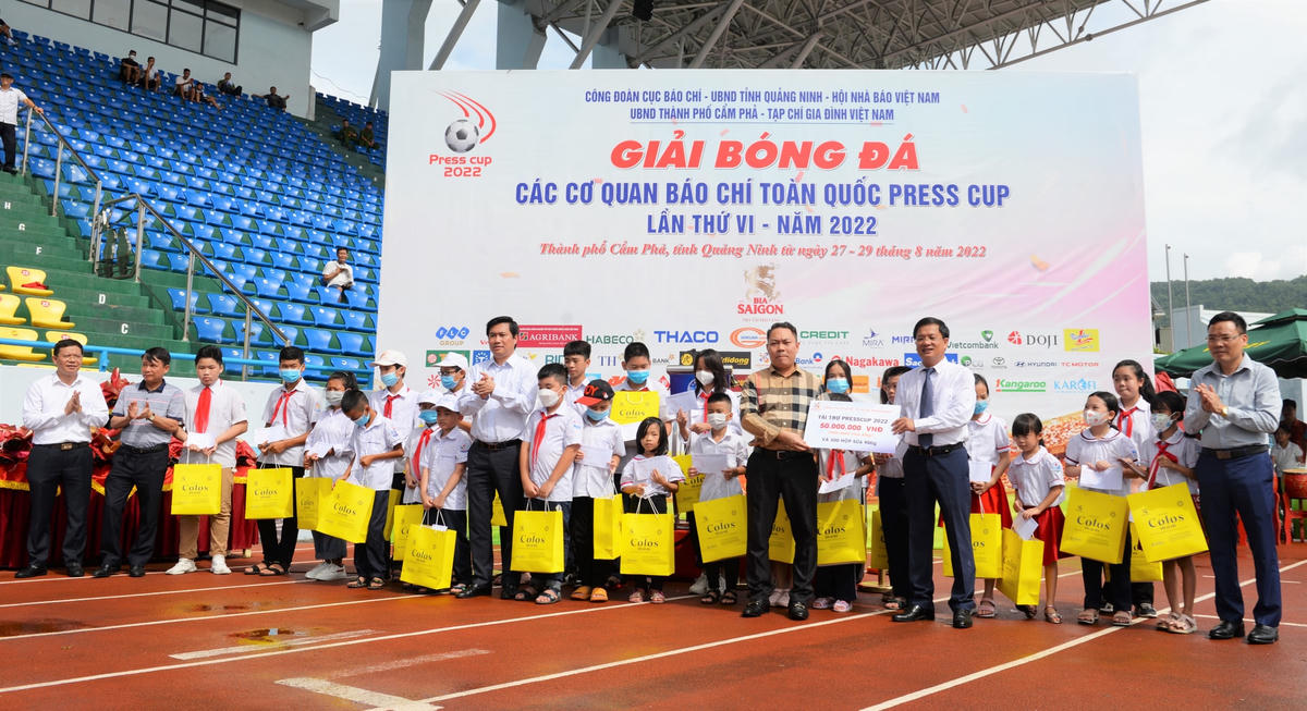 Ban tổ chức trao quà cho các học sinh nghèo vượt khó.