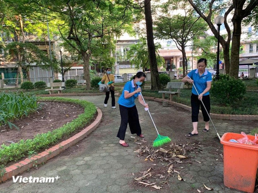 Tổ chức các đợt ra quân tổng vệ sinh, thu gom rác thải chào mừng Lễ kỷ niệm 80 năm Quốc khánh 2/9. (Ảnh: Vietnam+)