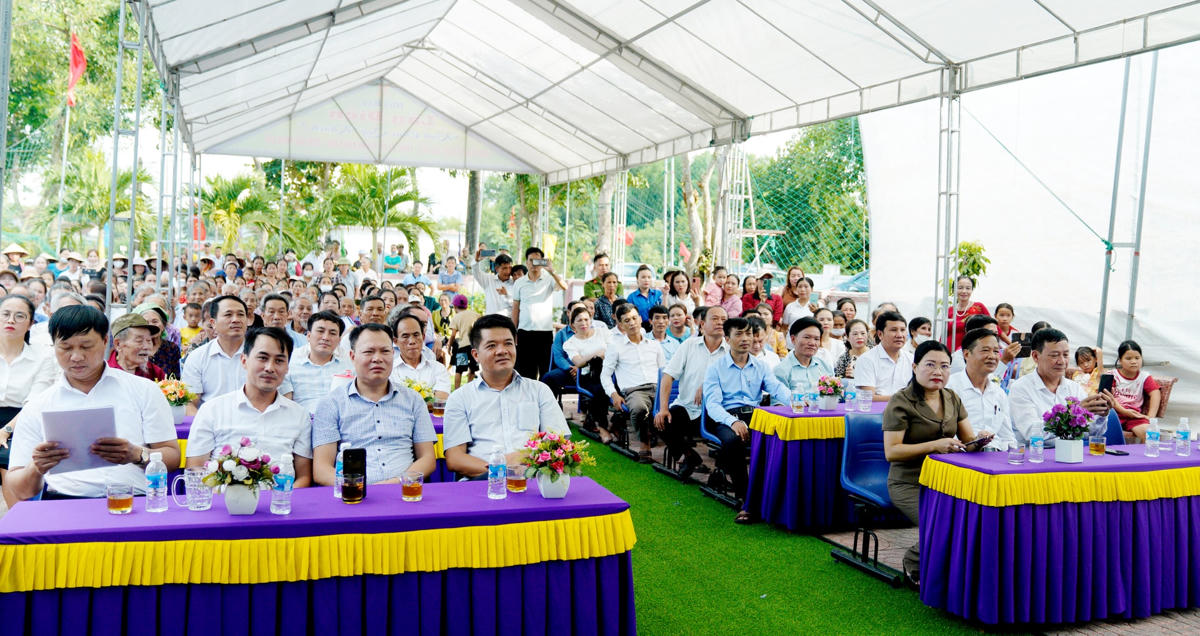 Các đại biểu cùng hàng trăm người dân phấn khởi trong buổi lễ ra mắt "Ngôi nhà trí tuệ" thôn Song Hoành.