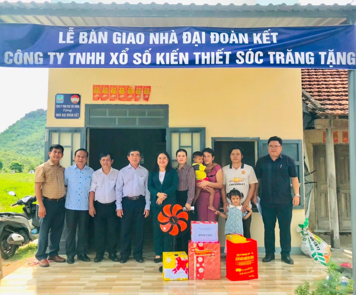Trao nhà "Đại đoàn kết" cho hộ nghèo tại địa phương.