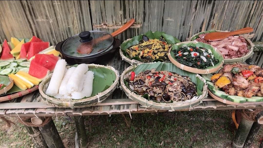 Các món ăn được chế biến từ ốc và rau rừng.