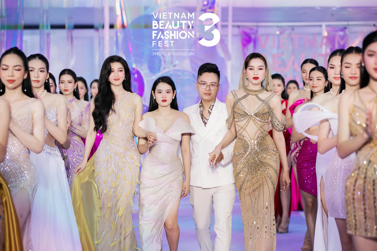 Dàn mỹ nhân tham gia chương trình thời trang Vietnam Beauty Fashion Fest, thuộc khuôn khổ cuộc thi Miss World Vietnam 2023. Họ trình diễn bộ sưu tập của các nhà thiết kế Tăng Thành Công, Hà Duy, Nguyễn Minh Tuấn.