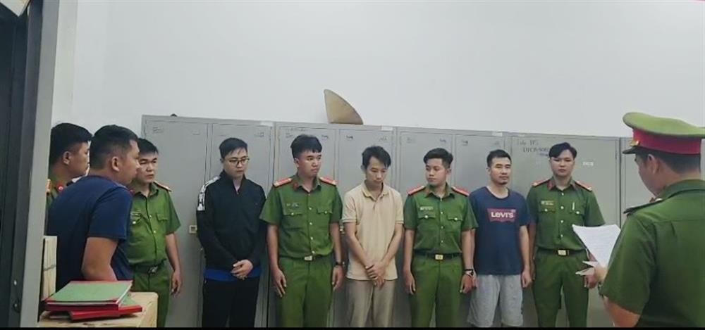 Cơ quan Cảnh sát điều tra tống đạt các Quyết định và Lệnh đối với các đối tượng tại Trung tâm 50-13D. Ảnh: Cổng TTĐT Bộ Công an.