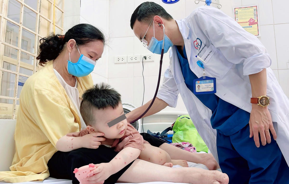Thăm khám điều trị trẻ mắc tay chân miệng tại Bệnh viện đa khoa Đống Đa. Ảnh: TL.