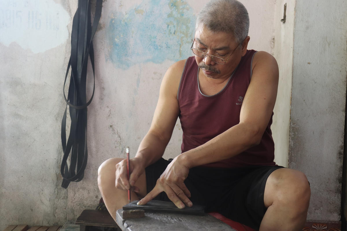Theo quan sát của chúng tôi, "xưởng" sản xuất của ông Dung cũng chính là phòng khách của gia đình với diện tích khoảng 15 m2. Ngoài bộ bàn ghế cũ, còn lại đều là các nguyên vật liệu, dụng cụ phục vụ cho công việc của ông.  