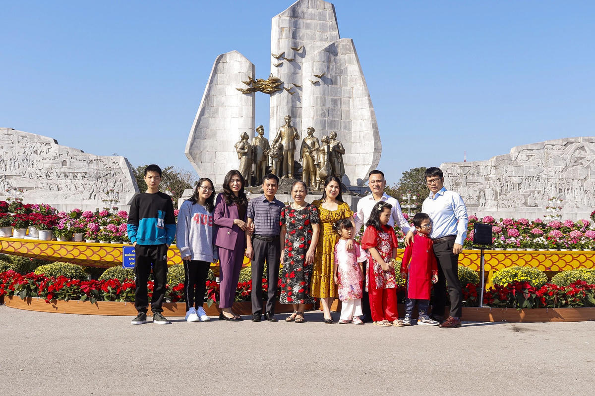 Nhiều gia đình diện đồ đẹp đến chụp hình đầu xuân tại quảng trường.