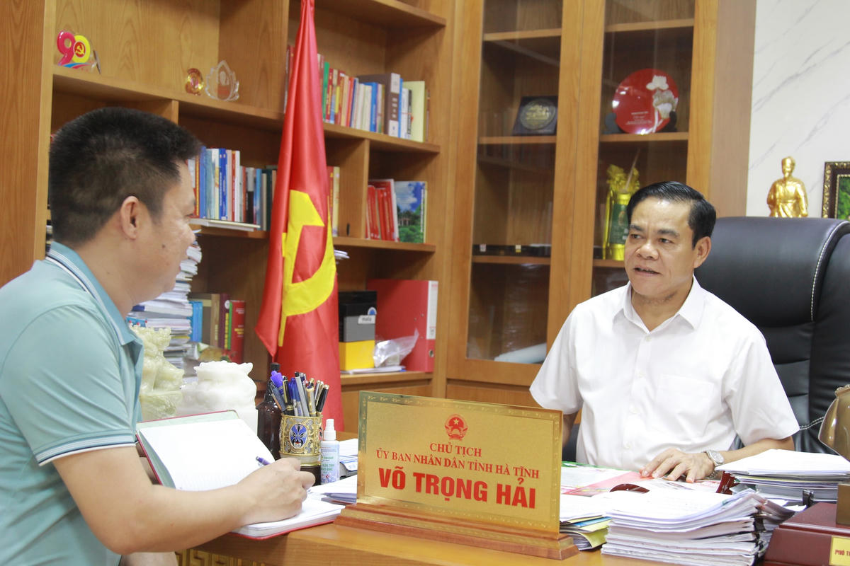 Ông Võ Trọng Hải (bên phải) - Chủ tịch UBND tỉnh Hà Tĩnh trong buổi trò chuyện với PV Báo Đại Đoàn Kết.