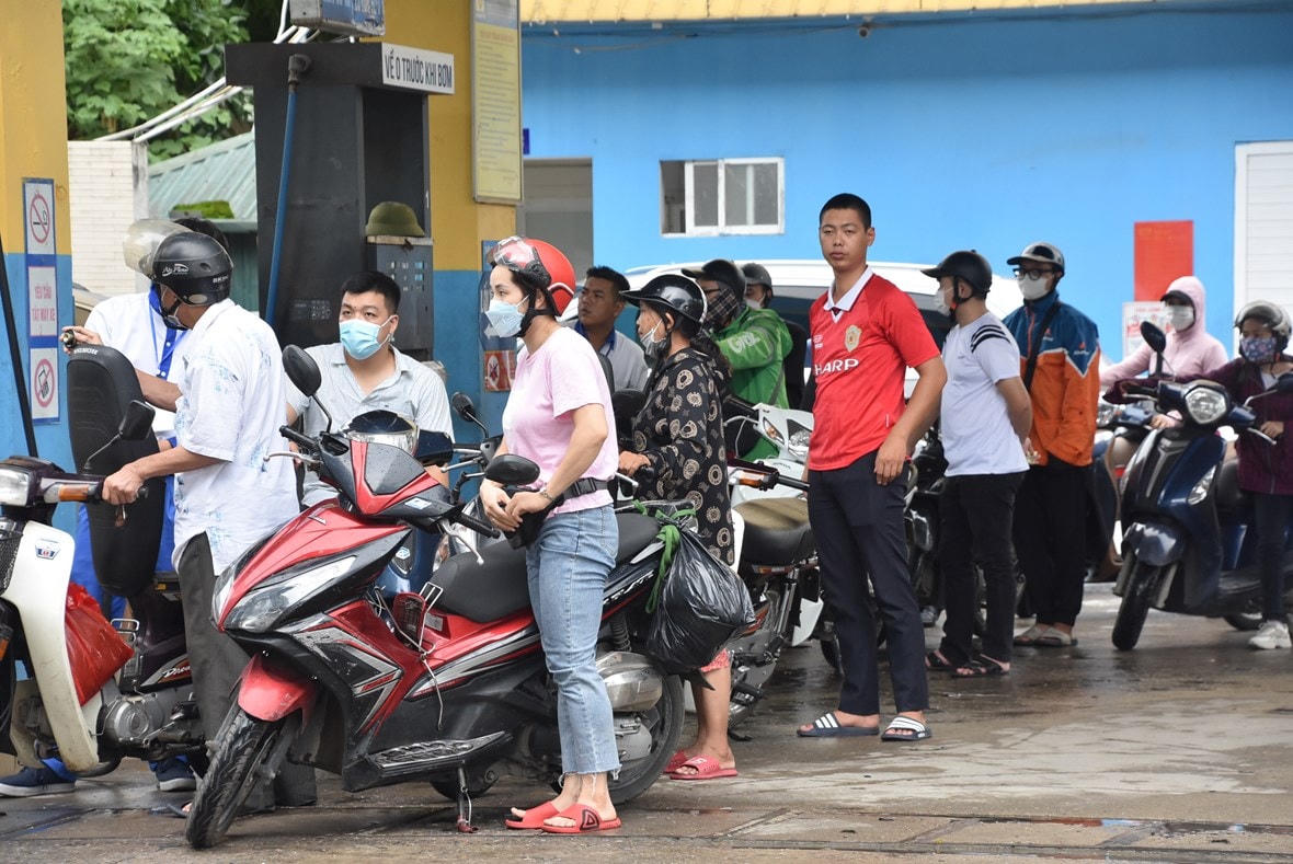 Các phương tiện đổ dồn về cây xăng, xếp hàng dài chờ đợi ngay sau khi có thông báo chính thức về điều chỉnh giá xăng. (Ảnh: Hoàng Chiến)