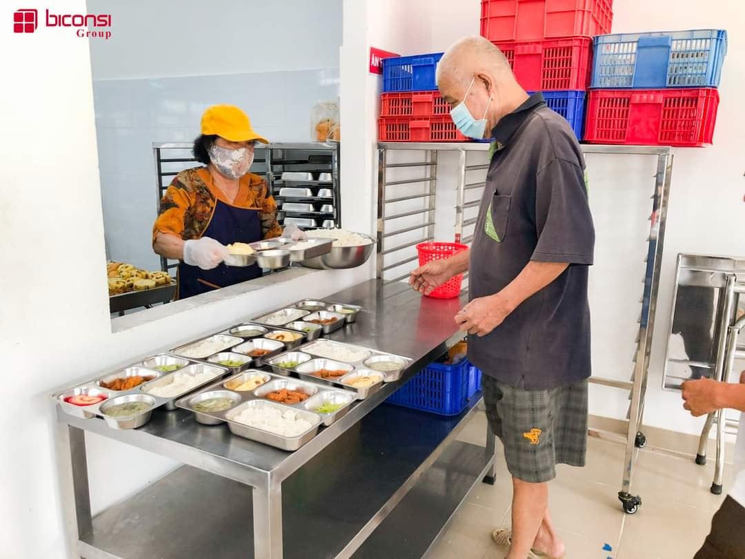 Nhiều người khó khăn đã có bữa ăn ngon tại quán cơm “Nụ cười Bình Dương”.
