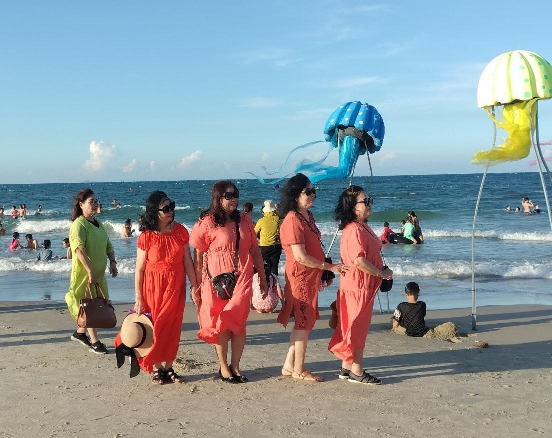 Nhiều du khách chụp ảnh lưu niệm bên bờ biển Tam Thanh.