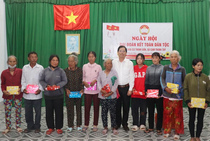 Ông Nguyễn Tấn Tuân, Chủ tịch UBND tỉnh Khánh Hòa đến dự “Ngày hội đại đoàn kết toàn dân tộc” tại Khu dân cư Thịnh Sơn, xã Cam Thịnh Tây, TP Cam Ranh. 