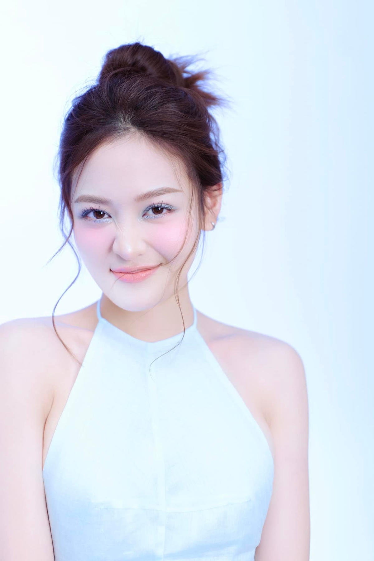 Thùy Anh hiện tại sở hữu đôi mắt to, bờ môi dày và sống mũi cao khá Tây. Cô chuộng lối trang điểm kiểu Tây phương nhằm tôn lên các đường nét sắc sảo trên khuôn mặt.