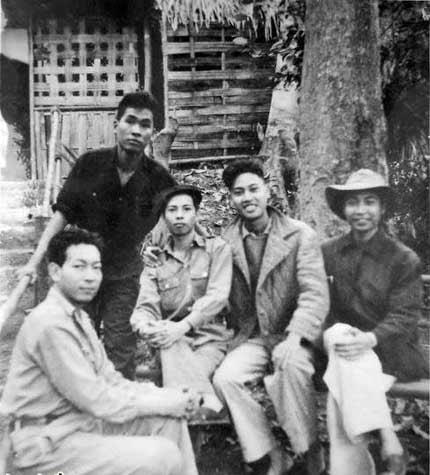 Nhà thơ Thâm Tâm (thứ 3 từ trái sang) với đồng đội Báo Vệ Quốc Quân. Ảnh tư liệu.  