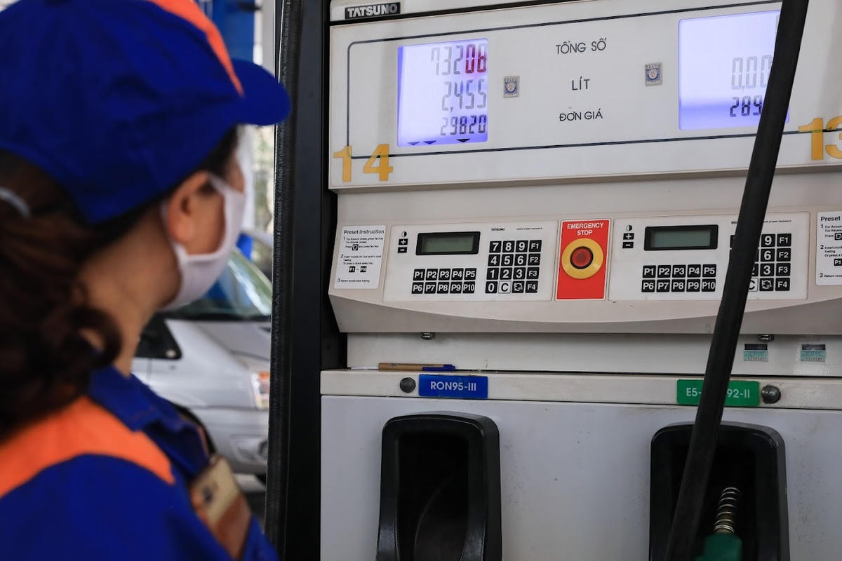 Doanh nghiệp bán lẻ xăng dầu khó khăn vì lỗ. Ảnh: Quang Vinh.