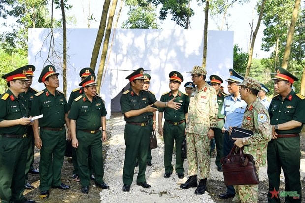 Thượng tướng Phùng Sĩ Tấn dẫn đầu đoàn kiểm tra của Bộ Quốc phòng kiểm tra công tác chuẩn bị tại thao trường diễn tập. (Nguồn: Báo Quân đội Nhân dân).