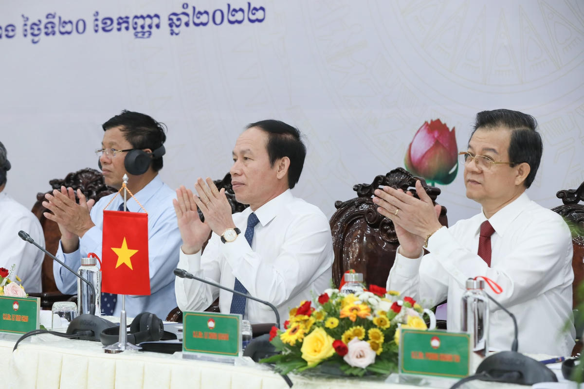  Phó Chủ tịch – Tổng Thư ký UBTƯ MTTQ Việt Nam Lê Tiến Châu cùng các đại biểu tham dự Hội nghị.