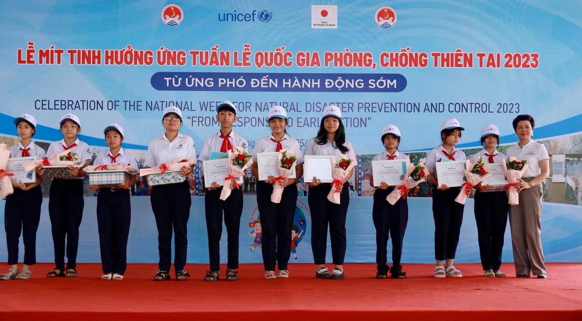Đại biểu trao quà cho học sinh đoạt giải ở các hoạt động hưởng ứng phòng, chống thiên tai năm 2023. 