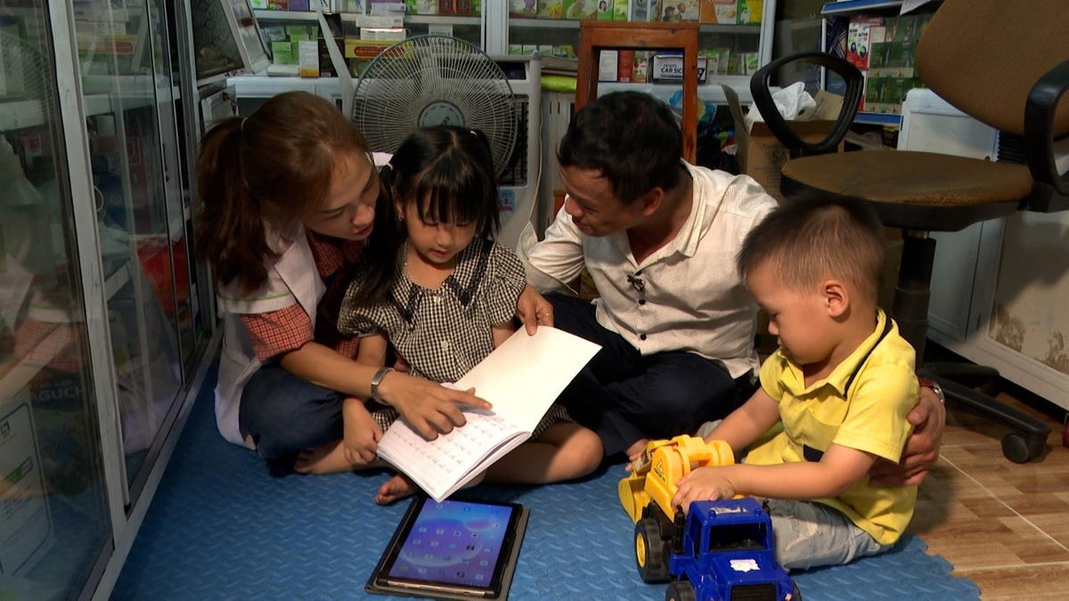 Anh Lê Quang Toán và gia đình nhỏ của mình hiện tại. Ảnh: Nối trọn yêu thương.