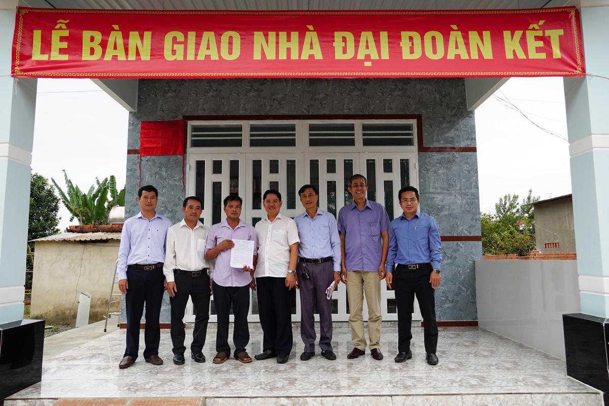 Đoàn công tác trao quyết định về hỗ trợ nhà Đại Đoàn Kết cho một hộ dân ở thị trấn Thanh Bình, huyện Bù Đốp. Ảnh Mạnh Thìn.
