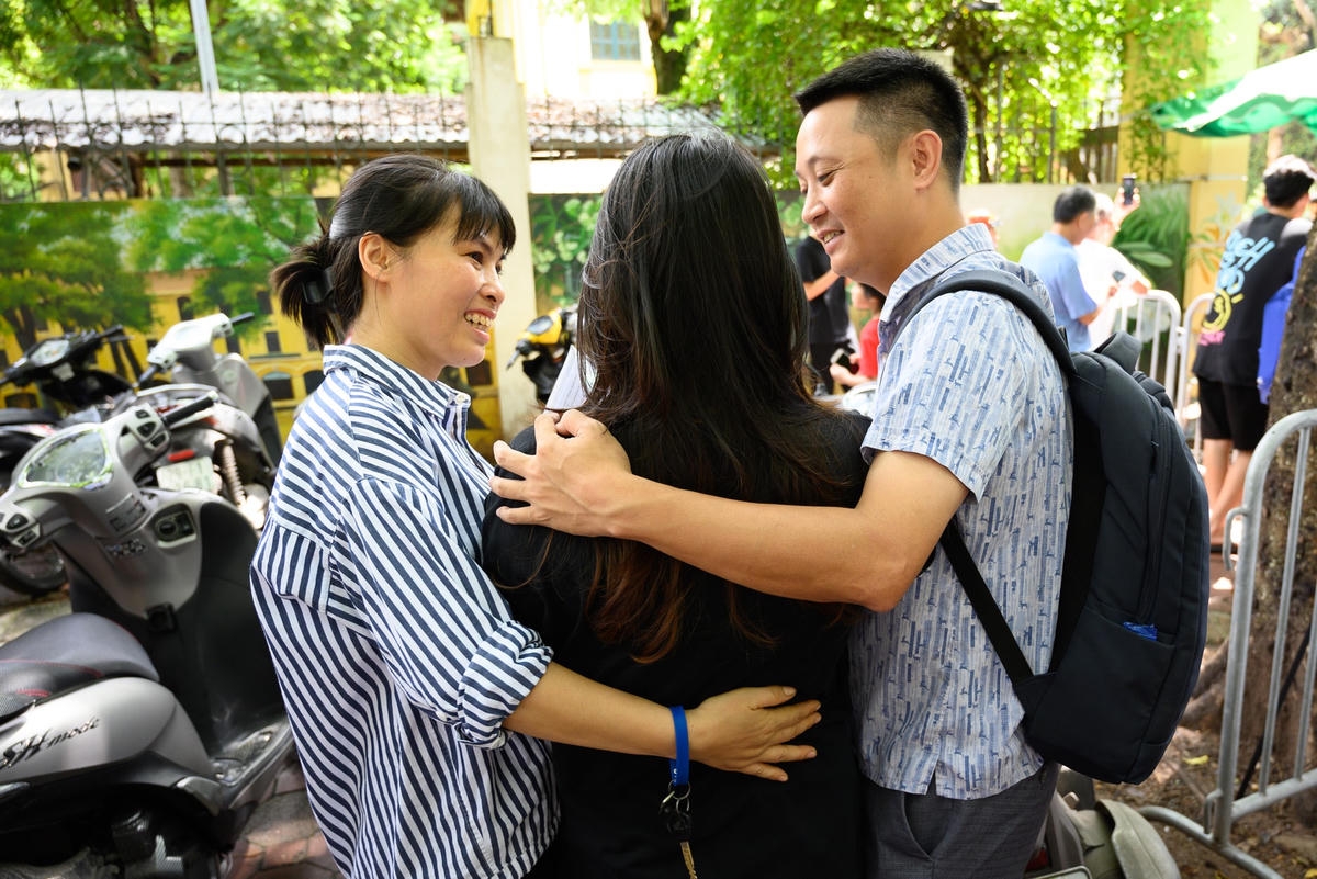 Bố mẹ sẽ luôn là người ở bên động viên, an ủi đứa con bé bỏng của mình. Ảnh: Lê Trung 