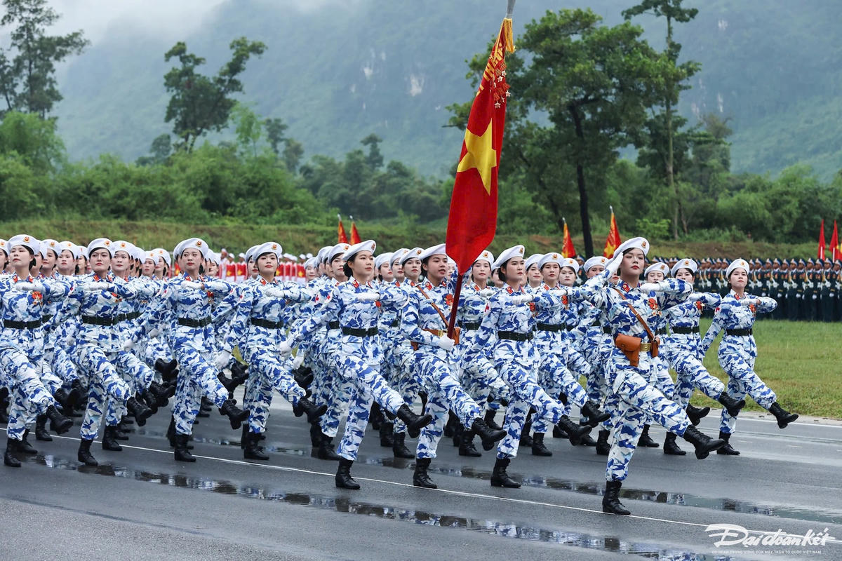 Khối nữ sĩ quan Quân y. Ảnh: Quang Vi