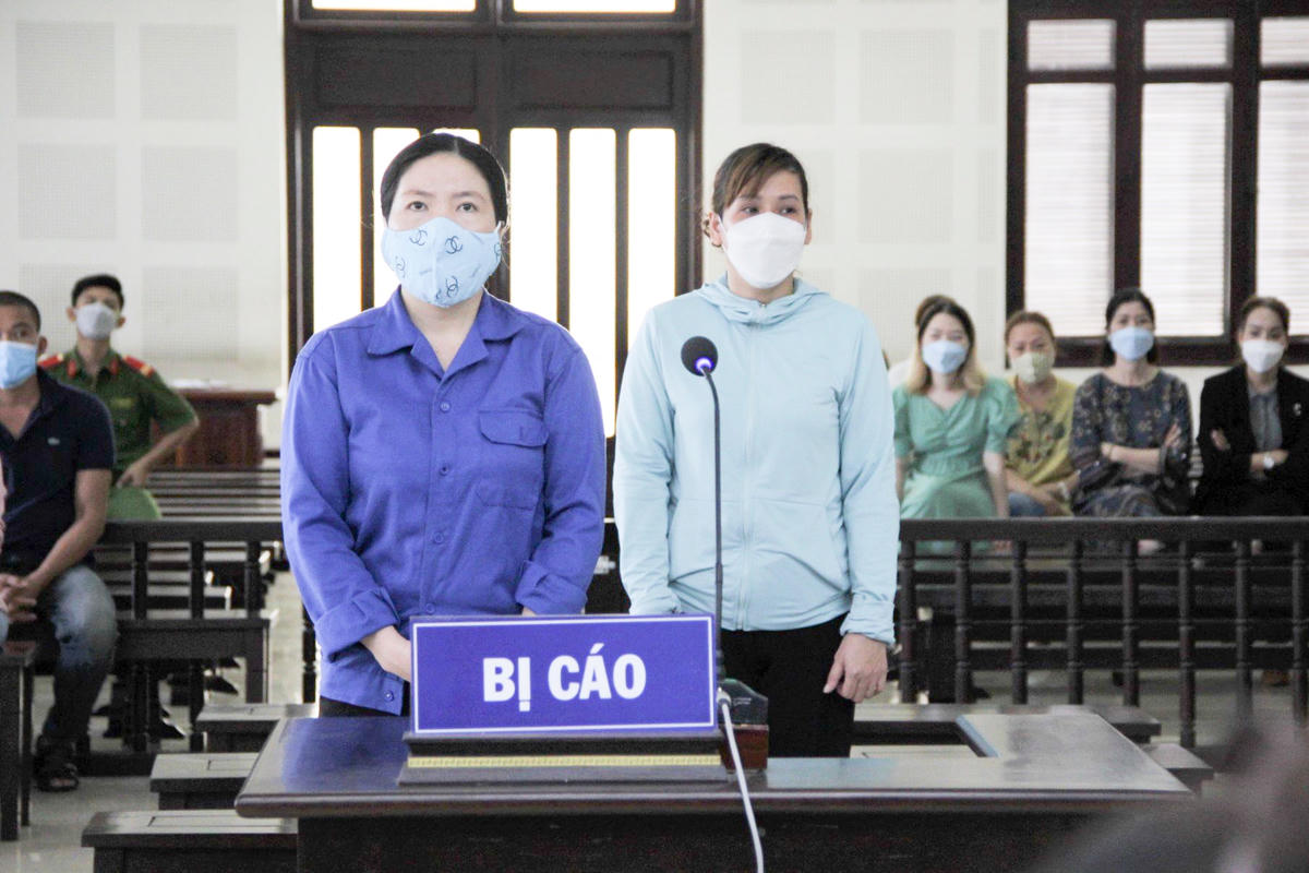 Bị cáo Đào Thị Như Lệ (trái) và Dương Thị Ngọc Anh tại phiên tòa.