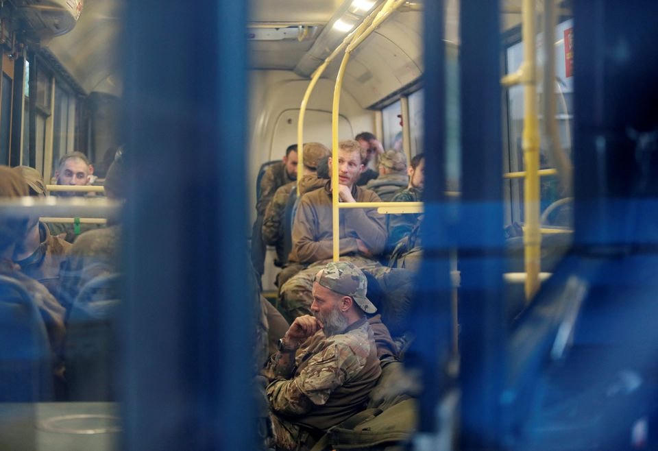 Quân nhân Ukraine được sơ tán khỏi nhà máy thép Azovstal của Mariupol, miền đông Ukraine. Ảnh: AP.