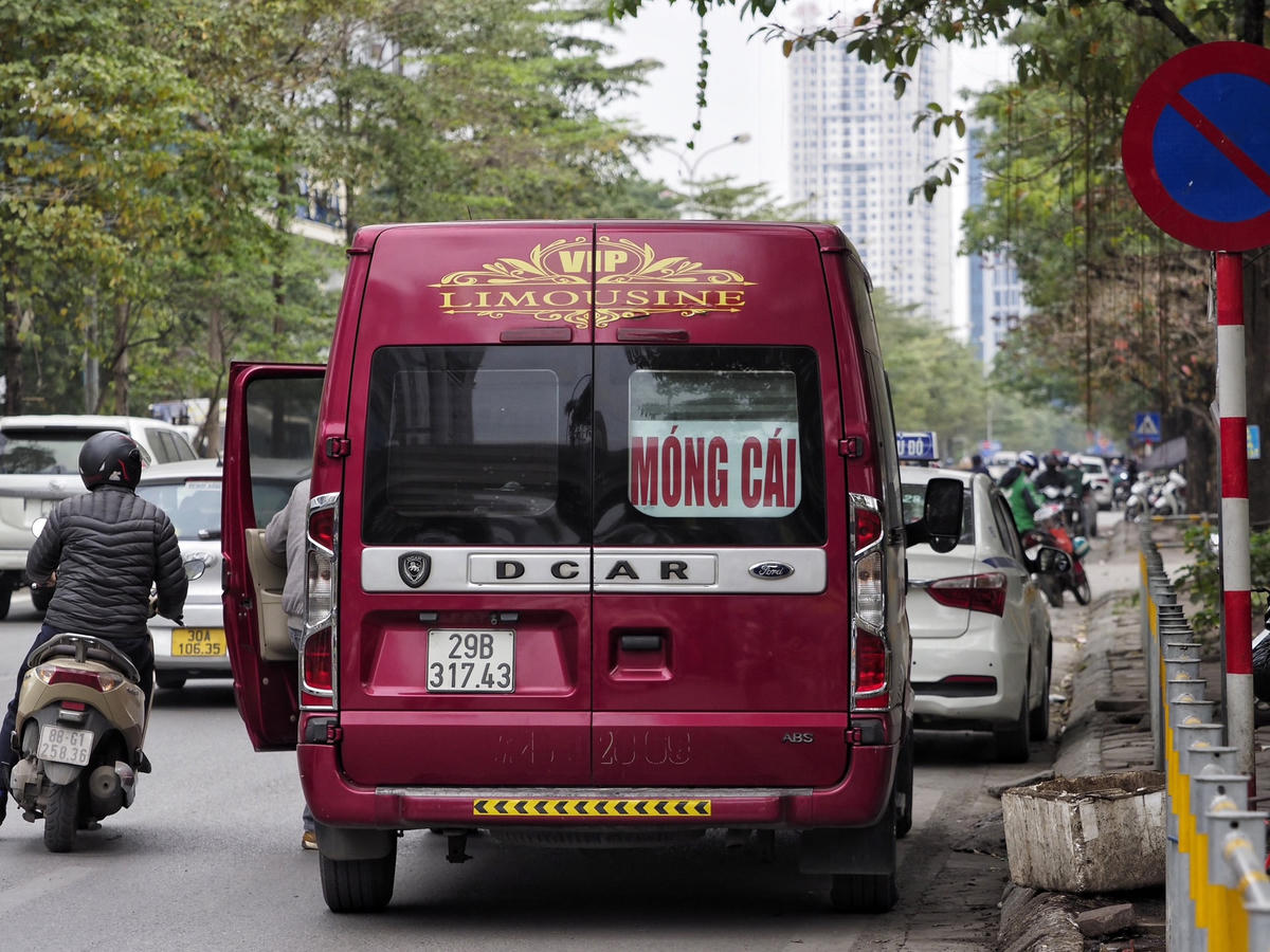 Tuy nhiên, dù cố ý di chuyển chậm để dừng bắt khách, nhưng khi bị xử phạt, các tài xế luôn có đủ mọi lý do để thanh minh cho lỗi vi phạm của mình. Song, nhờ các hình ảnh rõ nét các tài xế đều chấp nhận nộp phạt ký vào biên bản.