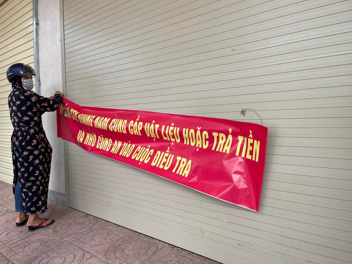 Người dân căng băng rôn tại trụ sở công ty.