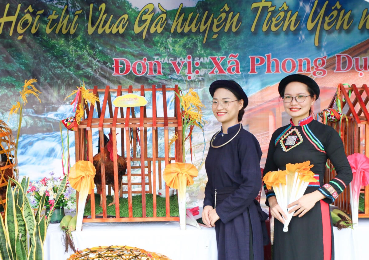 Ngay từ sáng sớm ngày 19/8, các đội thi đã có mặt để hoàn tất mọi khâu chuẩn bị nhằm mang đến những “cô, cậu” gà đẹp mắt, lộng lẫy. Đặc biệt, chuồng gà cũng được các đội thi trang trí tỉ mỉ và công phu.