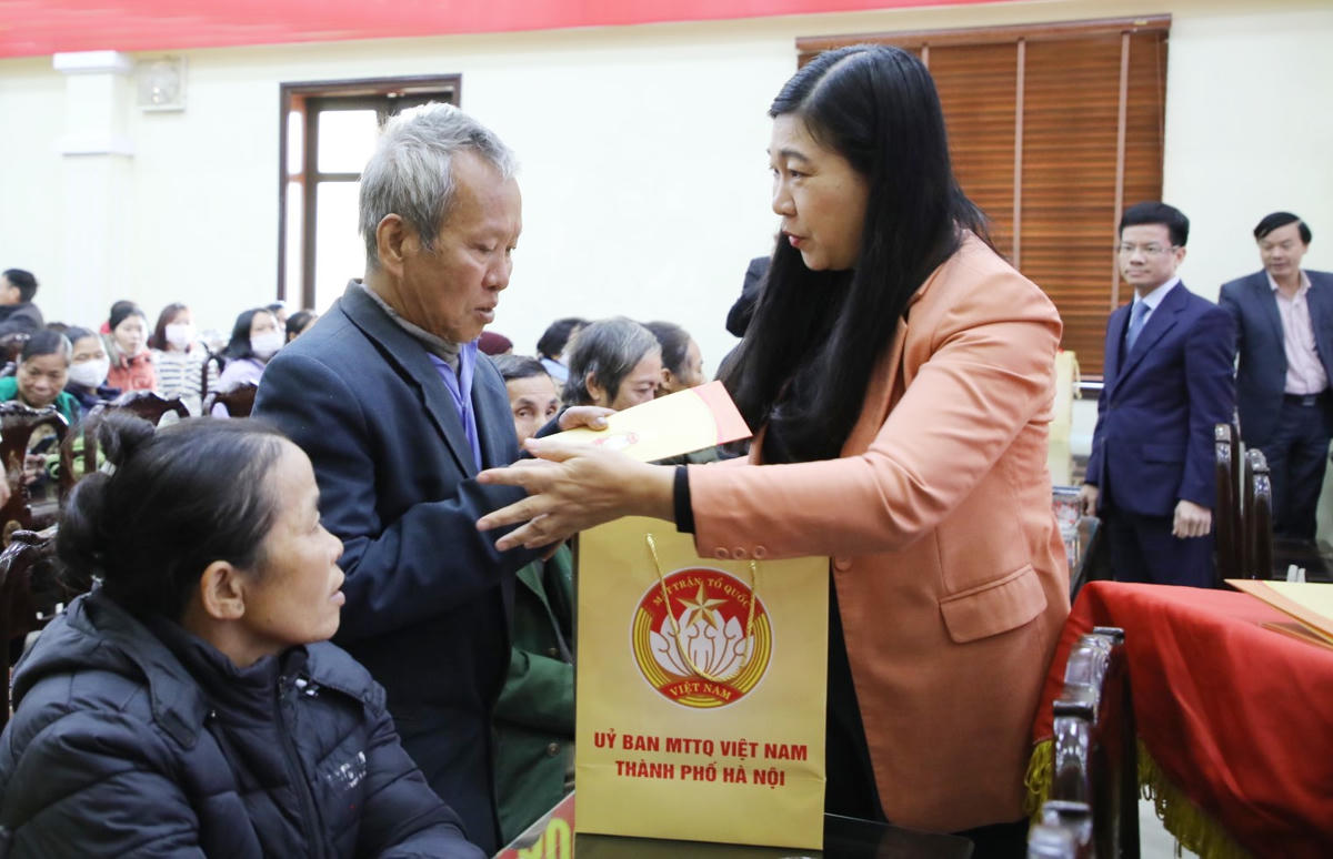Chủ tịch Ủy ban MTTQ TP Hà Nội Nguyễn Lan Hương tặng quà cho người nghèo huyện Sóc Sơn.