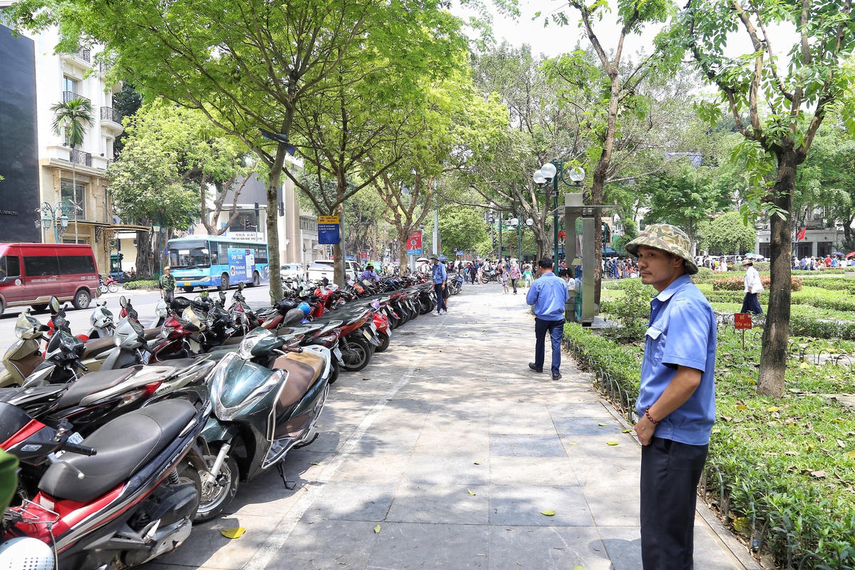 Hình ảnh bãi xe thu giá "cắt cổ" người gửi xe.