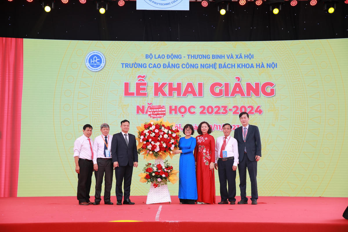 PGS.TS Nguyễn Thị Việt Hương tặng hoa chúc mừng Trường Cao đẳng Công nghệ Bách khoa Hà Nội.