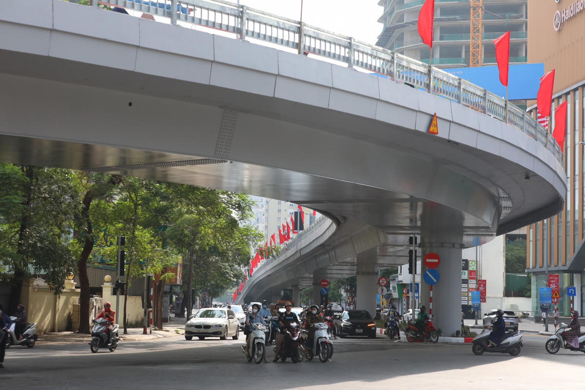  Cầu có tổng chiều dài cầu L=318m, rộng B=9m, kết cấu dầm hộp thép liên hợp với sơ đồ nhịp (30+2x36+5x37+30)m, trụ tròn bằng bê tông cốt thép đặt trên nền móng cọc khoan nhồi.