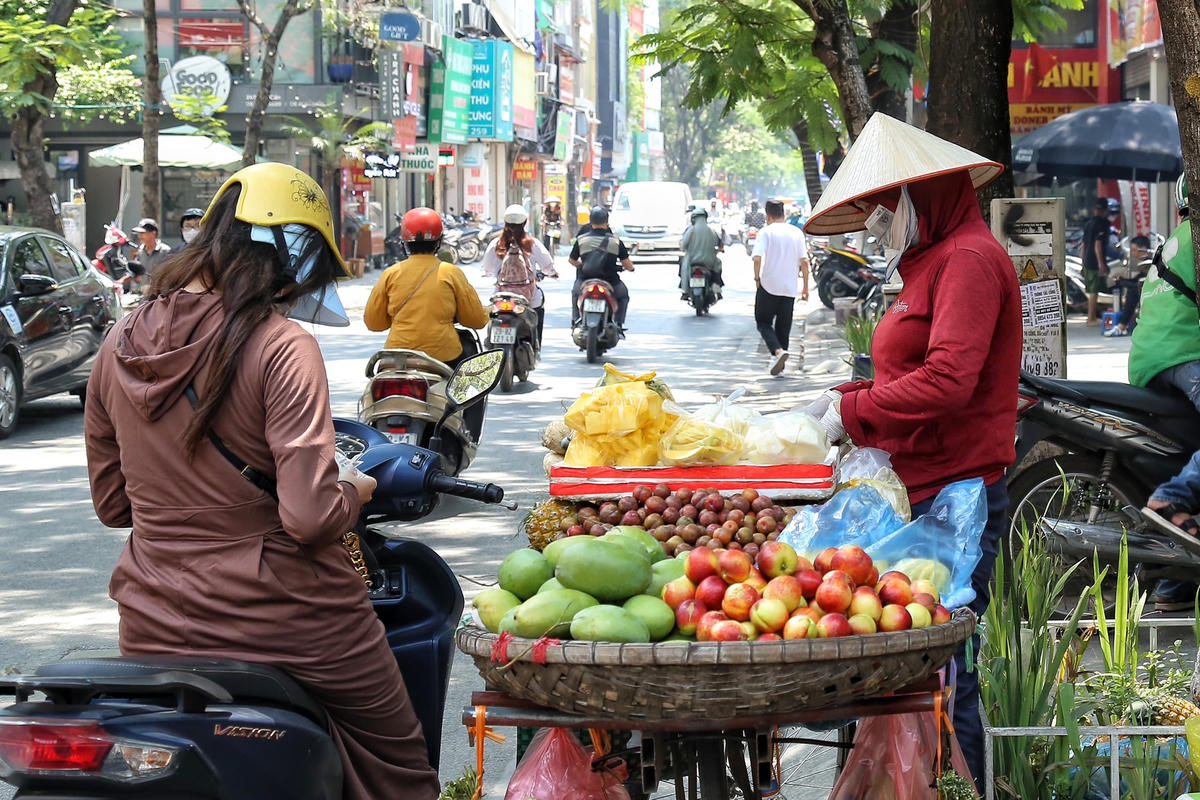 [ẢNH] Người lao động vất vả mưu sinh giữa nắng nóng như 'đổ lửa' 