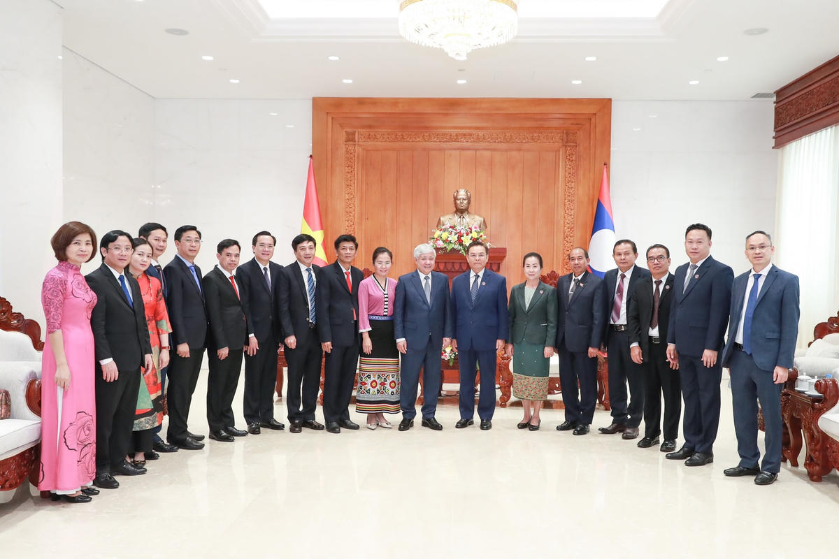 Chủ tịch Quốc hội nước CHDCND Lào Xaysomphone Phomvihane và Bí thư Trung ương Đảng, Chủ tịch UBTƯ MTTQ Việt Nam Đỗ Văn Chiến chụp ảnh lưu niệm với các đại biểu. Ảnh: Quang Vinh.
