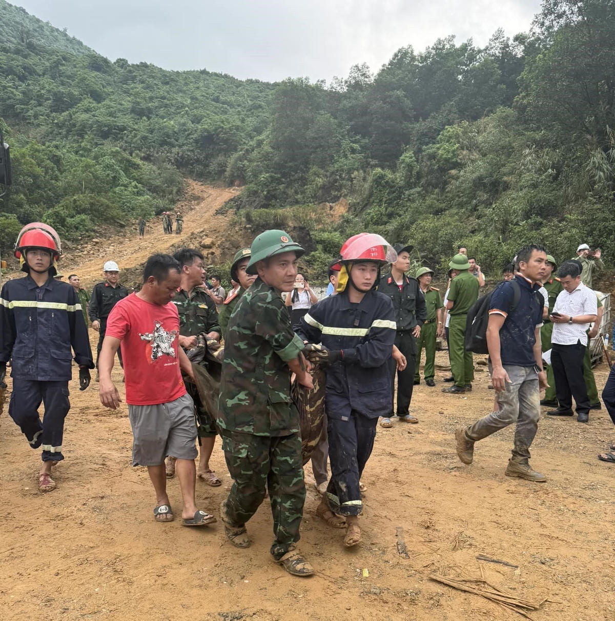 Đưa các nạn nhân bị thương đi cấp cứu. Ảnh: BT