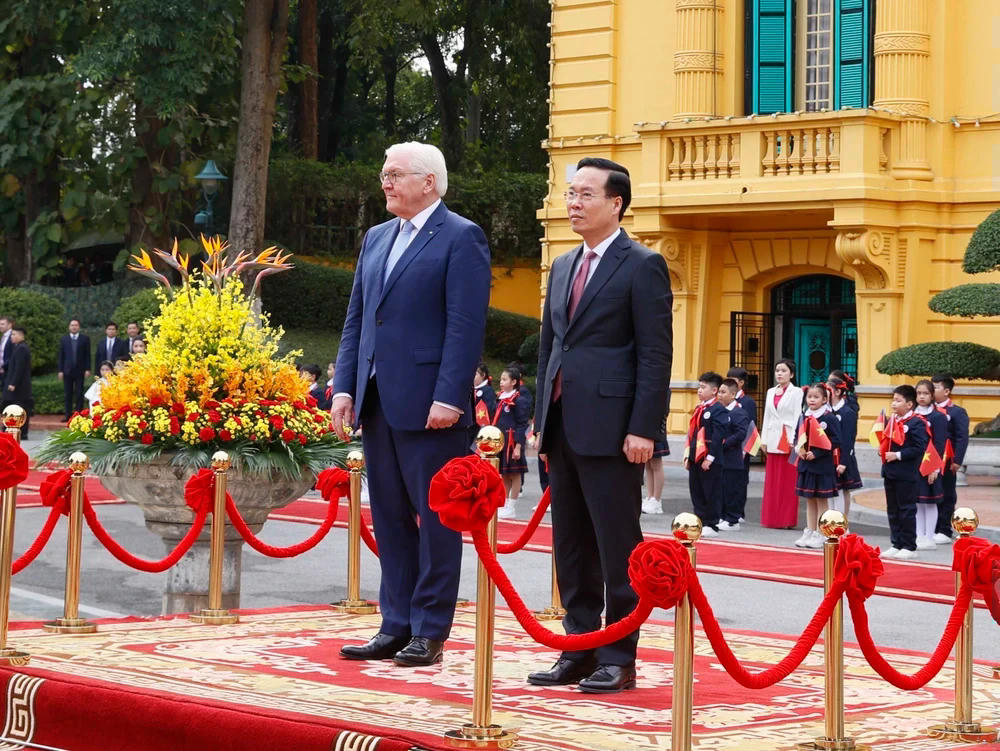 Chủ tịch nước Võ Văn Thưởng và Tổng thống CHLB Đức Frank-Walter Steinmeier nghe quân nhạc cử Quốc thiều hai nước. (Ảnh: Thống Nhất/TTXVN)