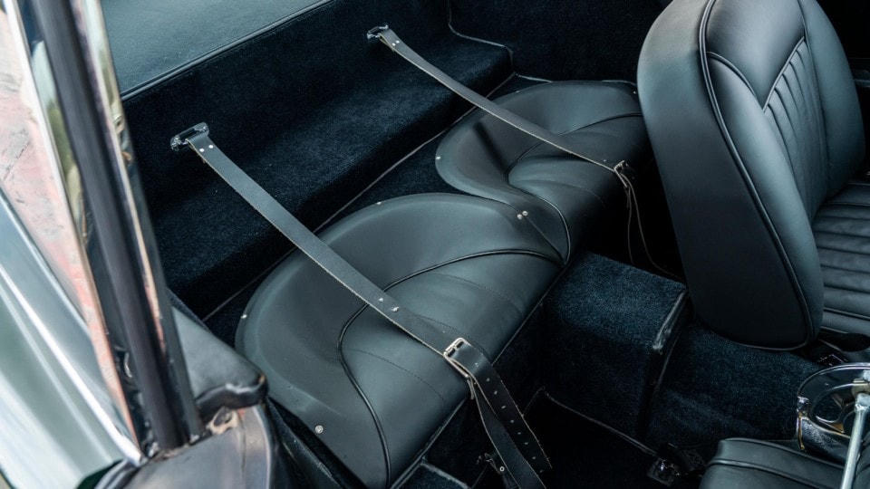 Mẫu xe là một trong ba chiếc được trang bị ghế sau. Ảnh: Bonhams.