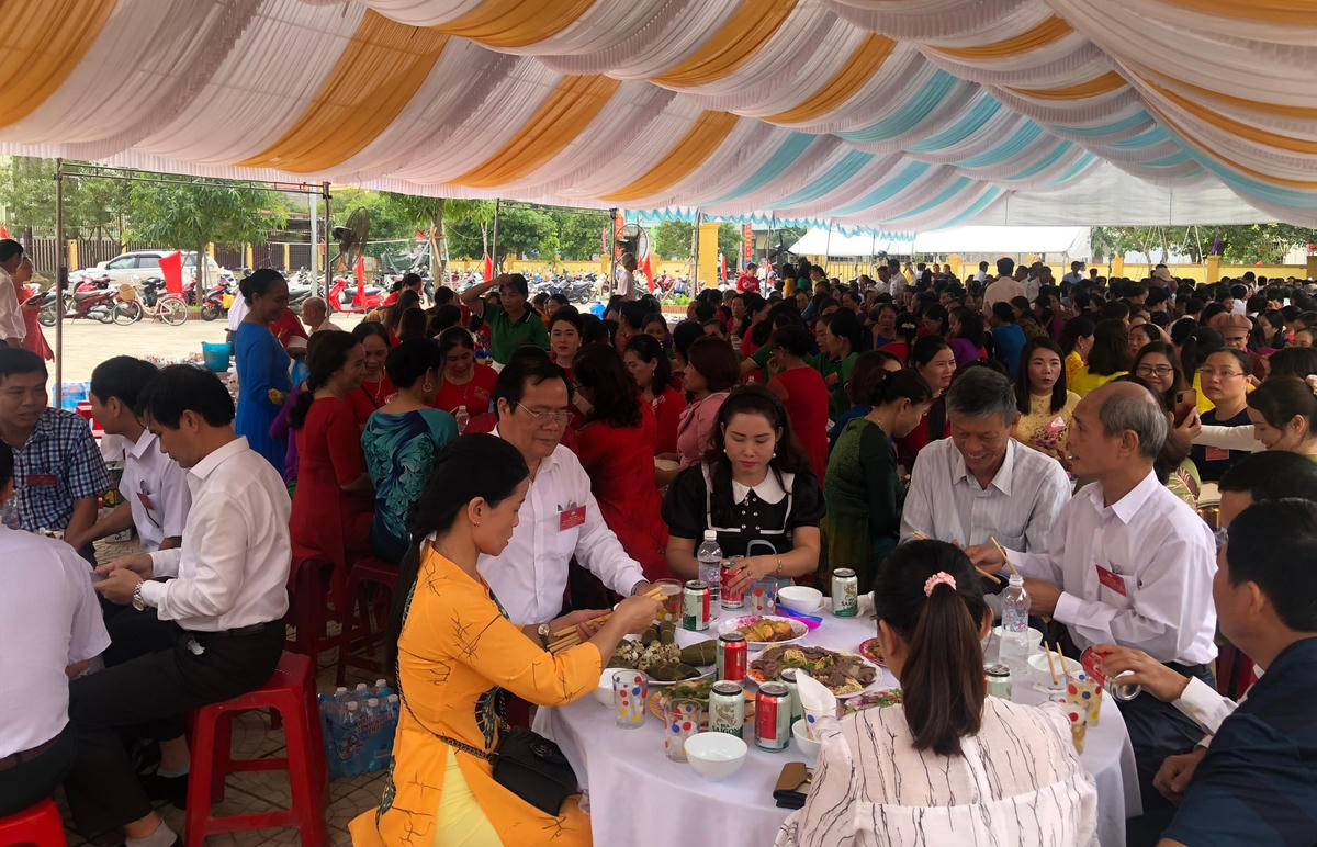 Bữa cơm “Đại đoàn kết” trong ngày hội ở một khu dân cư huyện Lệ Thủy.