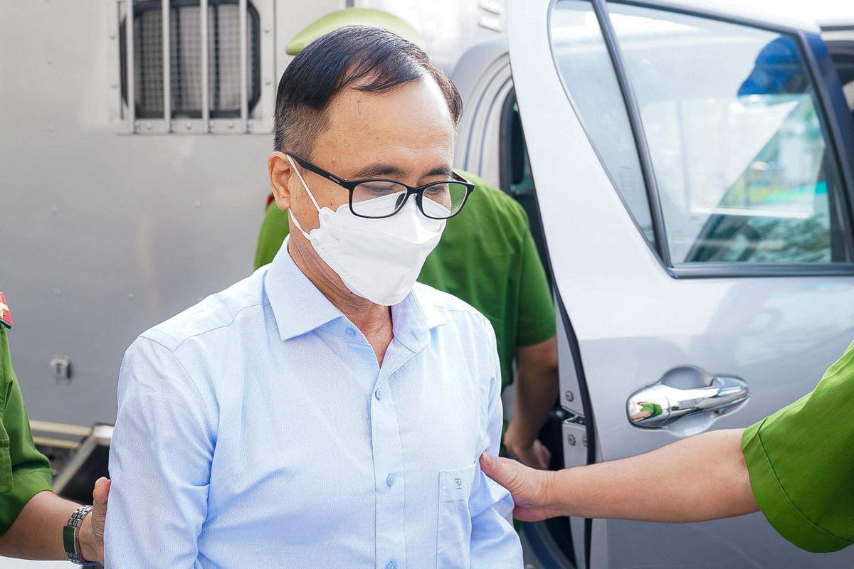 Cựu Bí thư Tỉnh ủy Bình Dương Trần Văn Nam bị áp giải đến tòa sáng 15/8.