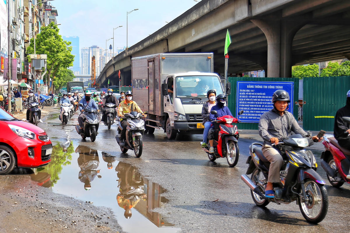 Do việc các "lô cốt" được dựng lên chiếm diện tích lòng đường khiến các phương tiện di chuyển khó khăn.