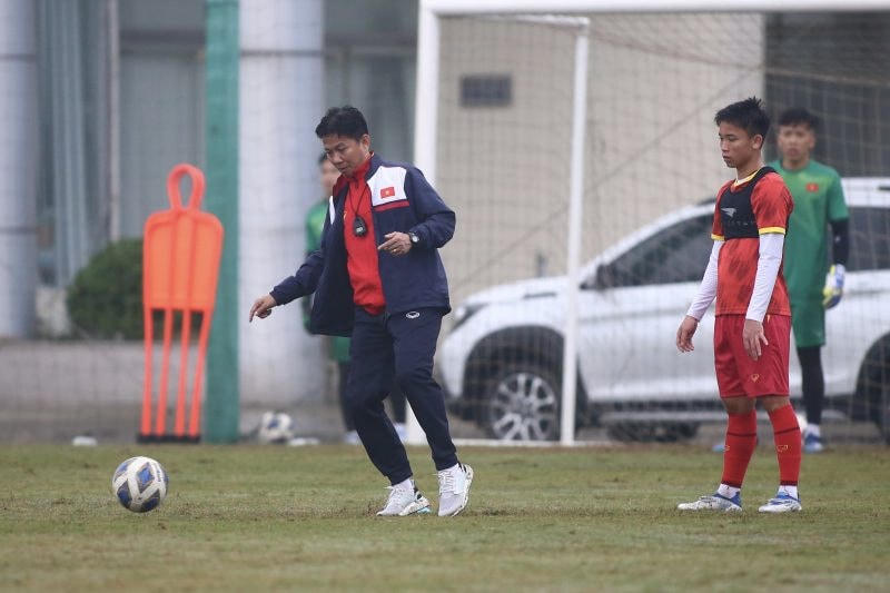 Thầy trò HLV Hoàng Anh Tuấn tích cực tập luyện. Ảnh: VFF.