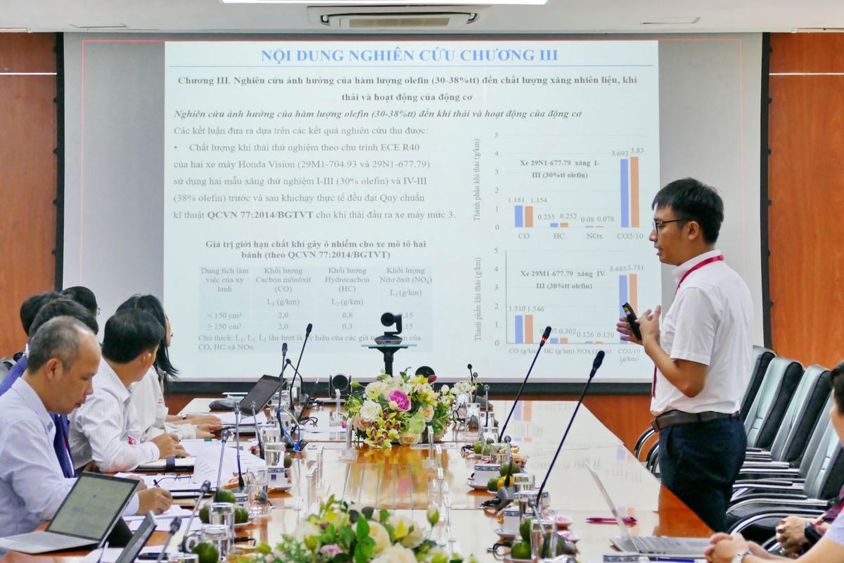 Ông Hoàng Quốc Việt - Chủ nhiệm đề tài trình bày tại buổi họp xét duyệt và nghiệm thu.