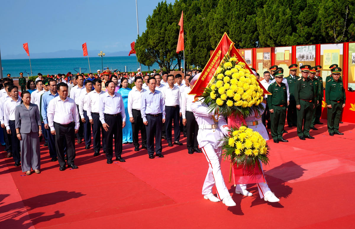 Chủ tịch nước Võ Văn Thưởng cùng các đại biểu thành kính dâng hoa tưởng nhớ Chủ tịch Hồ Chí Minh.